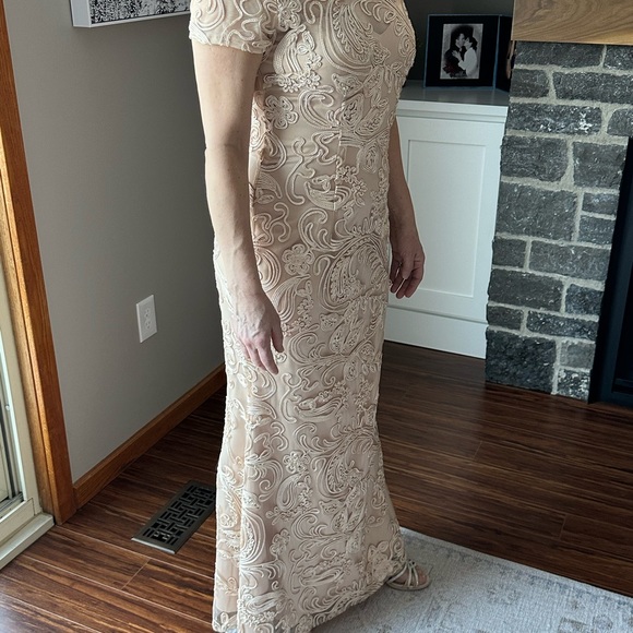 One of a kind formal gown imported from Spain. Ivory peach colour. - Picture 2 of 4